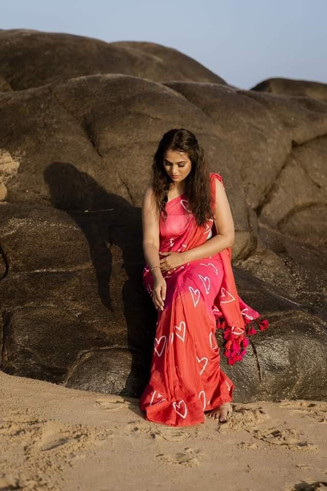 shining-with-gracefully-refined-aura-amidst-the-whirls-of-wind-and-the-swirls-of-waves-actress-ramya-pandian-steals-our-senses-in-these-latest-clicks